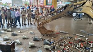पुलिस की बड़ी कार्रवाई: 620 अवैध मॉडिफाइड साइलेंसर, प्रेशर हॉर्न हूटर किए गए नष्ट