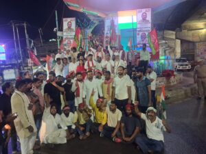 अखिलेश यादव व विपक्षी नेताओं की हिरासत के विरोध में सपा-कांग्रेस का प्रदर्शन
