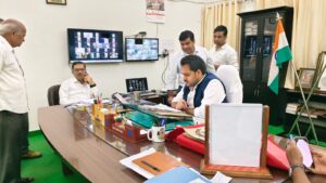 कार्रवाई: सीएमओ सहित 11 अशिकारियो का जिलाधिकारी ने रोका वेतन