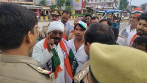 धर्मेंद्र प्रधान के इस्तीफे की मांग को लेकर कांग्रेस का पैदल मार्च, पुलिस ने पुतला छीना