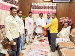 खैराही- किरवानी मार्ग बनवाने को ओबरा विधायक एवं राज्यमंत्री को सौपा पत्र