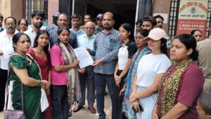 डॉक्टरों-स्टाफ की लापरवाही का आरोप, CMS को सौंपा ज्ञापन