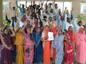 तालाब का पट्टा निरस्त करने की मांग, जिलाधिकारी कार्यालय पर सौंपा ज्ञापन
