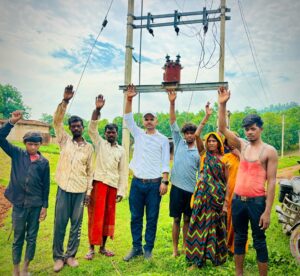 महीनों से अंधेरे में ग्रामीण, ट्रांसफार्मर बदलने की मांग को लेकर प्रदर्शन