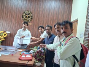 अनुदेशक की हत्या के विरोध में परिषदीय अनुदेशक कल्याण एसोसिएशन का ज्ञापन