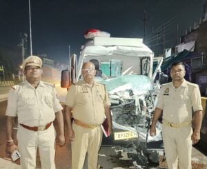 खड़ी ट्रक में पीछे से एम्बुलेंस ने घुसी, कम्पाउडर और चालक घायल