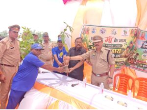 वन महोत्सव के तहत ‘एक पेड़ मां के नाम’ अभियान को मिली नई ऊर्जा, चिकनी गांव में 250 आम के पौधों का वितरण व पौधरोपण किया गया