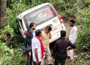 झपकी आते ही अनियंत्रित हुई स्कार्पियो, खाई में गिरी, बाल-बाल बचे सवार