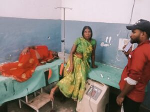 अनियंत्रित कार की टक्कर से बाइक सवार तीन लोग हुए घायल