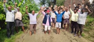 सड़क निर्माण की मांग को लेकर ग्रामीणों का विरोध प्रदर्शन