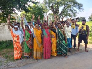 सतबहनी पीएचसी पर तैनात चिकित्सक के हटाने की मांग को लेकर ग्रामीणो का प्रदर्शन