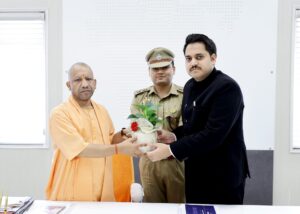 मुख्यमंत्री से मिले सोनभद्र डीएम चर्चित गौड़ व एसपी अभिषेक वर्मा