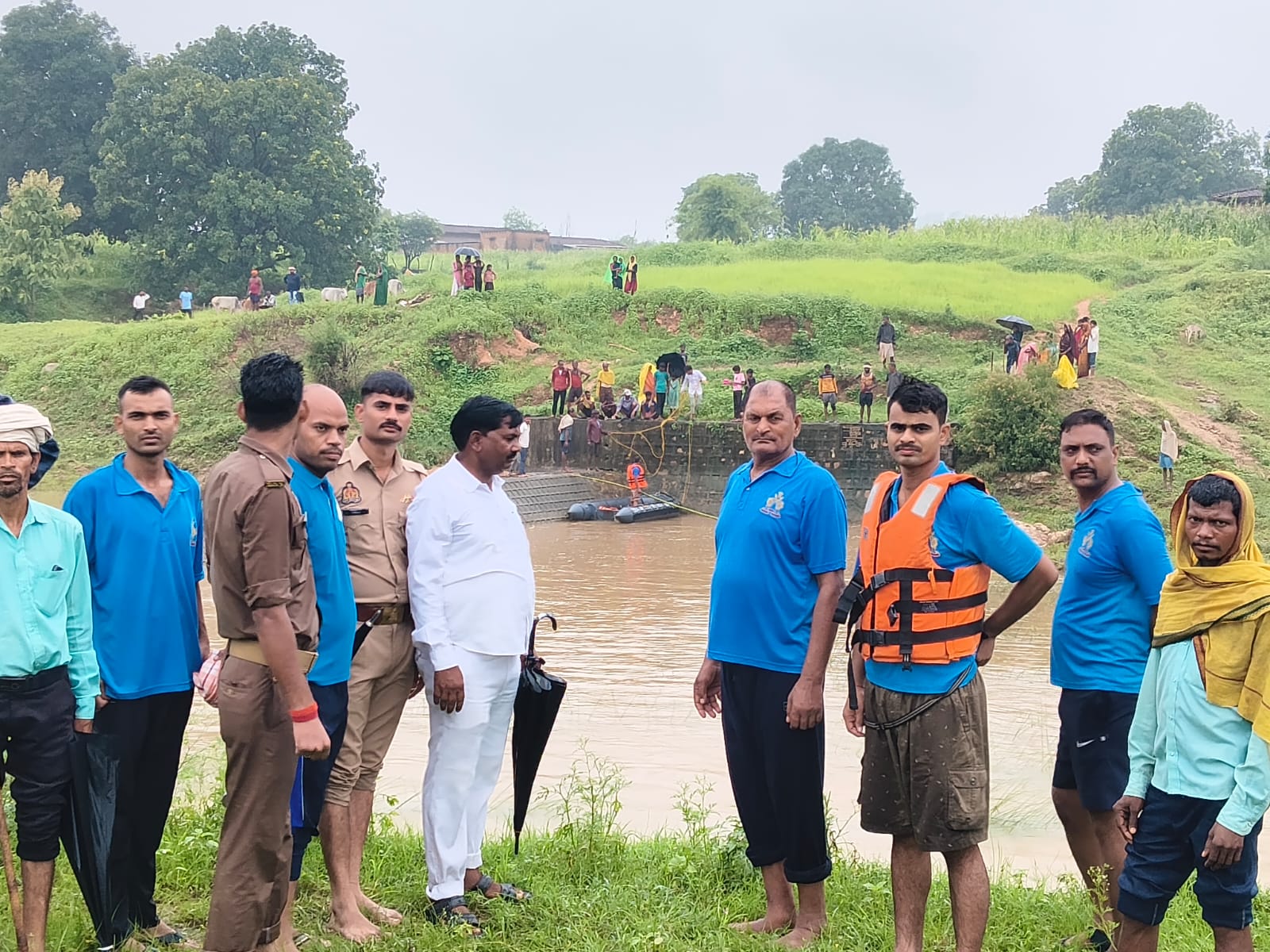 नदी में नहा रहे तीन बच्चो को बचाने में अधेड़ व्यक्ति तेज बहाव में बहा, तलाश जारी