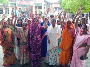 डेहरी कलां में बावली का अवैध पट्टा देने का आरोप, कलेक्ट्रेट पर प्रदर्शन