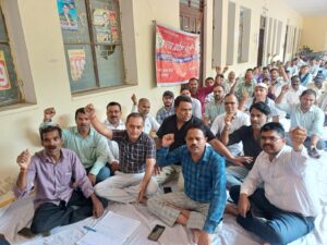 फर्जी ट्रैप कार्रवाई के विरोध में लेखपालों ने बंद रखी कलम, किया प्रदर्शन
