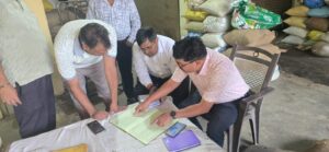 सोनभद्र में चीनी की जमाखोरी पर प्रशासन सख्त, एसडीएम ने की स्टॉकिस्टों की जांच
