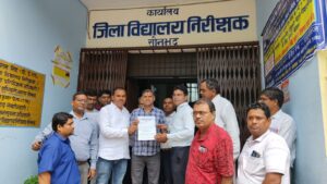 माध्यमिक शिक्षकों का DIOS कार्यालय पर धरना, 15 सूत्रीय पत्र सौपा