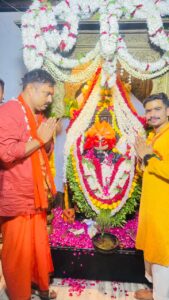 बसपा नेता सुनील पांडेय ‘जैकी’ के नेतृत्व में 51 कांवड़ियों ने किया जलाभिषेक,