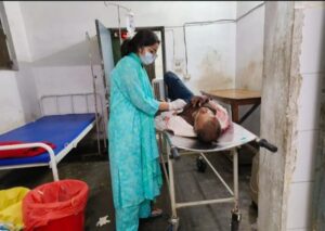 अनियंत्रित होकर गिरा बाइक सवार, सिर में गंभीर चोट, जिला अस्पताल रेफर
