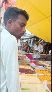 रक्षाबंधन पर बाजार में रौनक, धड़ल्ले से बिक रही मिलावटी मिठाइयां, ग्राहकों की सेहत से खिलवाड़