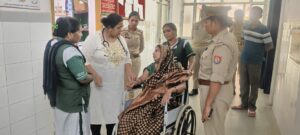 महिला थाना प्रभारी ने निभाया मानवता का फर्ज, बीमार महिला को पहुंचाया अस्पताल,
