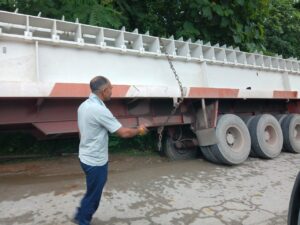 ट्रेलर का चक्का मिट्टी में धंसा, मुर्धवा-बीजपुर मार्ग पर लगा कई किमी लंबा जाम