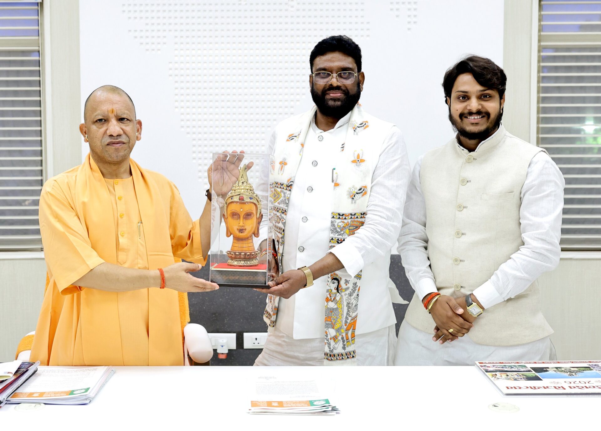 पूर्व सांसद ने सीएम से मिलकर उठाए सोनभद्र के जनहित मुद्दे, कार्रवाई का मिला आश्वासन