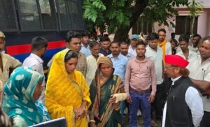 नौगढ़ के भरदुआ गांव में वन भूमि विवाद में सपा सांसद की एंट्री, ग्रामीणों से मिले छोटेलाल खरवार