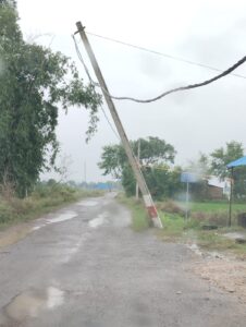 लटका पोल और झूलते तार दे रहे हादसे को दावत, ग्रामीणों में आक्रोश
