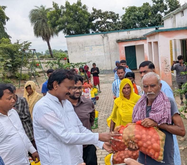 बाढ़ प्रभावित परिवारों के बीच पहुंचे विधायक, वितरित की राहत किट