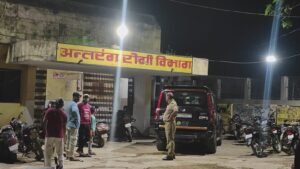 अनियंत्रित बाइक बरगद के पेड़ से टकराई, दो युवक गंभीर घायल
