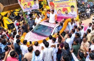 सोनभद्र प्रथम आगमन पर समर्थकों ने बुलडोजर व क्रेन से की पुष्पवर्षा,,,,,