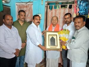 सेवा पखवाड़ा: वरिष्ठ साहित्यकार डॉ. अर्जुन दास केसरी सम्मानित: डॉ धर्मवीर तिवारी