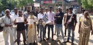गढ़वा में विकास कार्यों की स्थलीय जांच की मांग, ग्रामीणों ने डीएम को दिया प्रार्थना-पत्र