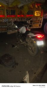 खड़े ट्रक में घुसी बाइक, शिक्षक गंभीर रूप से घायल