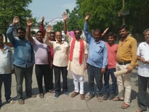 नवनिर्मित रेलवे ओवरब्रिज में कुछ और पीलर बढ़ाने के लिए जिलाधिकारी को दिया गया ज्ञापन