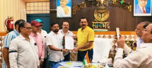 काला फीता बांधकर टीबी नियंत्रण कर्मचारियों का सांकेतिक विरोध, सीएमओ को सौंपा ज्ञापन