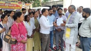 एनएचएम कर्मियों का दूसरे दिन भी हल्लाबोल, सीएमओ कार्यालय पर डटे रहे कर्मचारी