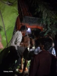 रासपहरी गांव के पास हादसा, गैस कटर से केबिन काटकर बचाई जान – म्योरपुर सीएचसी से जिला अस्पताल रेफर