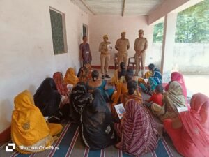 म्योरपुर में मिशन शक्ति के तहत जागरूकता अभियान, थानाध्यक्ष ने बताए हेल्पलाइन नंबर