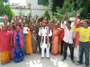 कीचड़युक्त सड़क से परेशान जनता का फूटा गुस्सा, नगरपालिका कार्यालय का घेराव