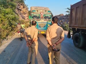ट्रक के धक्के से बाइक चार वर्षीय बालिका की मौत,तीन लोग घायल