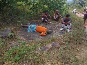 नौगढ़ में जंगल में वृद्ध का शव मिला, 34 बकरियां गायब, परिजनों ने हत्या कर बकरियां लूटने की आशंका जताई, पुलिस और सीओ ने किया निरीक्षण